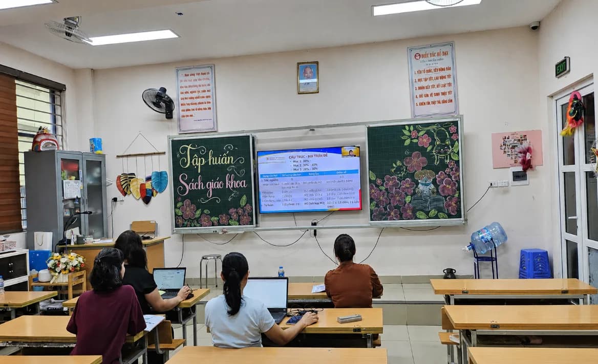 Giáo viên khối 4 Trường Tiểu học Đại Yên tích cực tham gia tập huấn bộ sách giáo khoa thống nhất toàn quốc