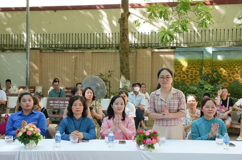 TRƯỜNG TIỂU HỌC ĐẠI YÊN: RỰC RỠ SẮC MÀU LỄ TỔNG KẾT NĂM HỌC 2025 - 2026 VÀ TRAO QUÀ YÊU THƯƠNG